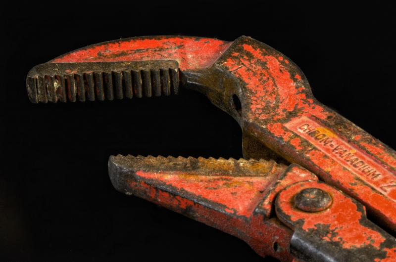 plombier-CARCES-min_pipe-wrench-318084